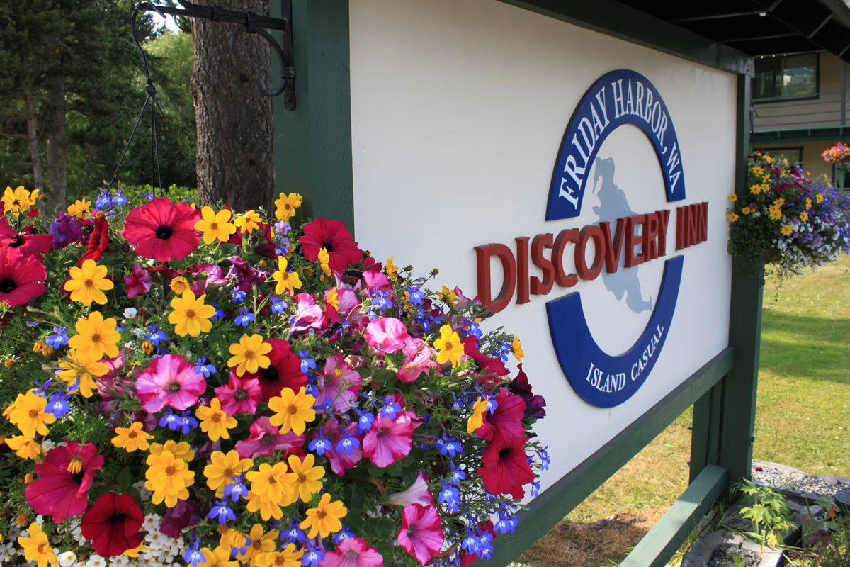 Discovery Inn Sign
